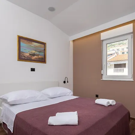Golden Horizon Apartment Stanici