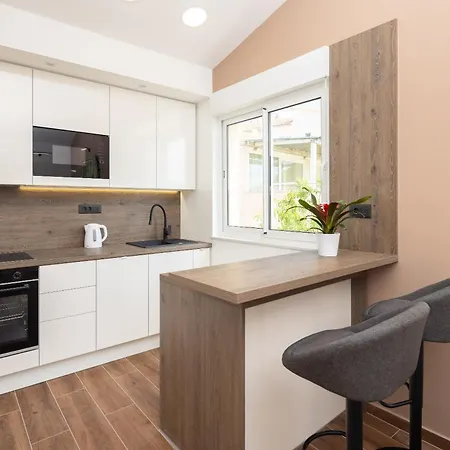 Golden Horizon Apartment *