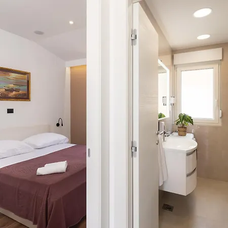 Golden Horizon Apartment Stanici