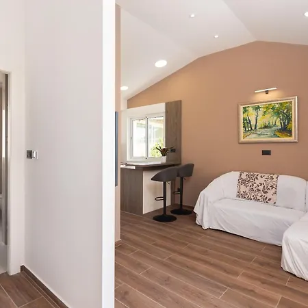 Golden Horizon Apartment *